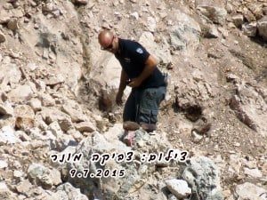נפל הפגז בהר כרמי. מרחק של כ-150 מטרים מבתי המגורים. צילום: צביקה מונר