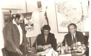 עזרא פיק (משמאל) וברוך ונגר ראש המועצה המקומית מארחים את שמעון פרס בעת ביקור בכרמיאל בשנות השמונים