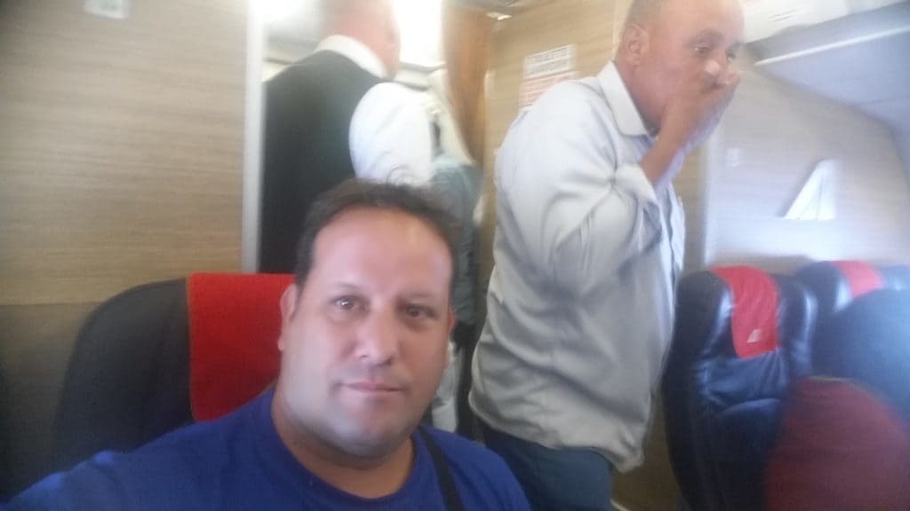 אבי גיסברג. מטר מהשירותים במטוב והריח... אוי הריח