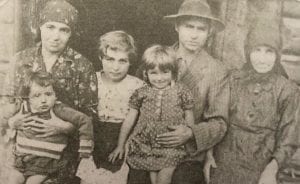 תמר פולק בזרועות אימה (משמאל), בתמונה משפחתית אחרונה לפני פלישת הנאצים