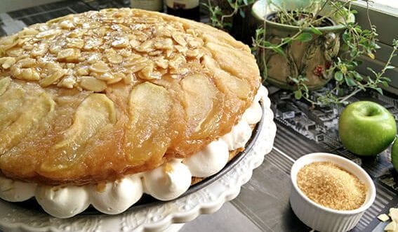 לראש השנה: עוגת תפוחים וקרמל עם קרם וניל שקדים