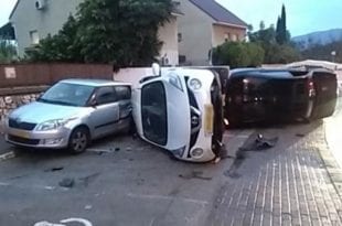 תאונה רכב הפוך מכוניות חונות
