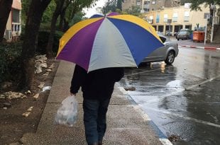גשם חורף מטריה צילום ארכיון 2017