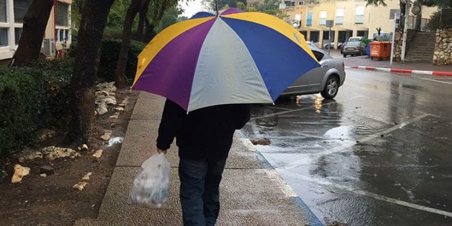 גשם חורף מטריה צילום ארכיון 2017
