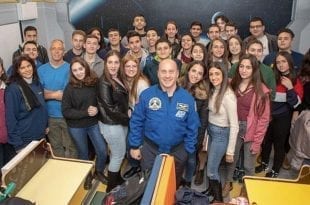 האסטרונאוט גארט רייזמן במעבדת החלל עם תלמידי המרכז לנוער שוחר מדע בבראודה copy