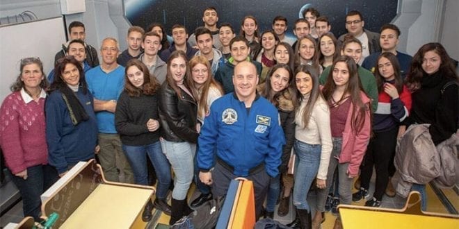 האסטרונאוט גארט רייזמן במעבדת החלל עם תלמידי המרכז לנוער שוחר מדע בבראודה copy