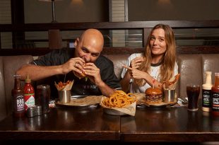 השף אילן פנחס עם דנה פרידר בארוחת המבורגרים צילום שי פרנקו