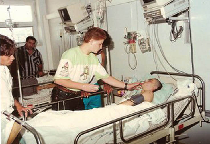 חברים מבקרים את שרון הפצוע בבית החולים (צילום ארכיון)