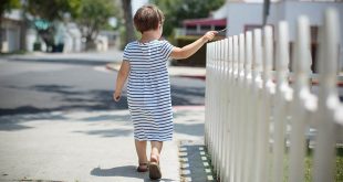 ילדה לבד צילום אילוסטרציה Depositphotos