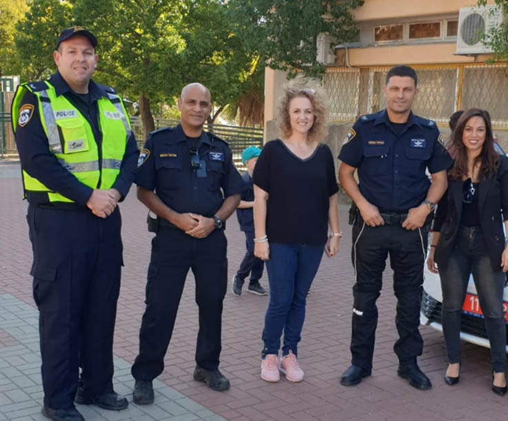 מנהללת בית הספר הדקל עמית יניב, המורה הילה ג'רבי ואנשי משטרת התנועה
