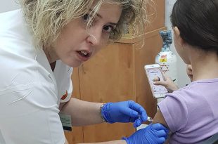 חיסון נגד שפעת במרפאת כללית חבצלת בכרמיאל. צילום: דוברות קופ״ח כללית 2019-11