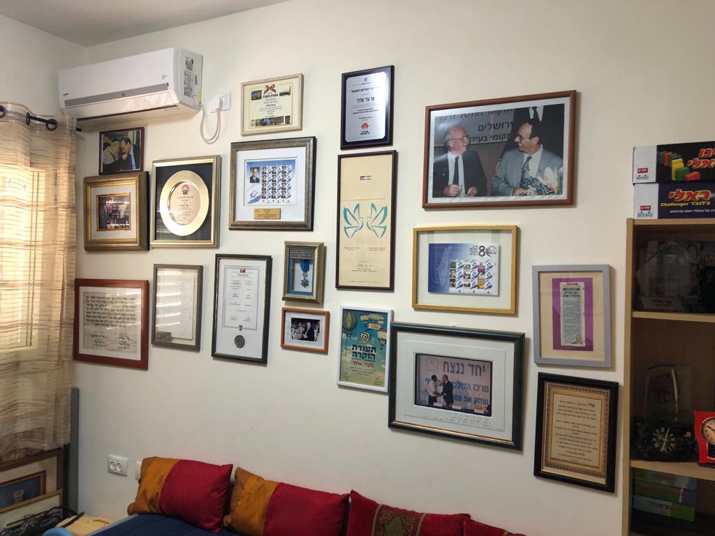 קיר תעודות והוקרות בית עדי אלדר כרמיאל