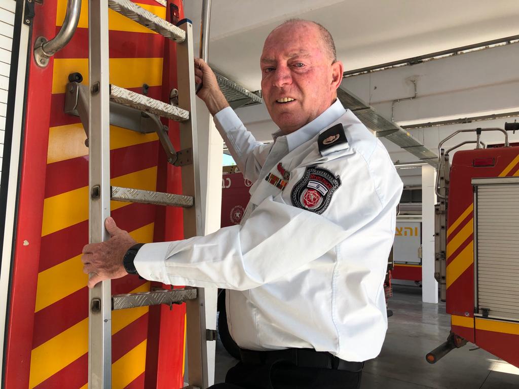 איזי שוורץ על סולם הכבאית. יתגעגע להווי ולאדרנלין