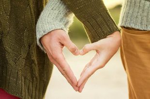 אהבה זוג ידיים שלובות צילום אילוסטרציה Pixabay