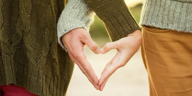 אהבה זוג ידיים שלובות צילום אילוסטרציה Pixabay