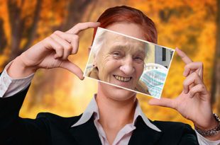 אישה מבוגרת אישה צעירה צילום אילוסטרציה Pixabay
