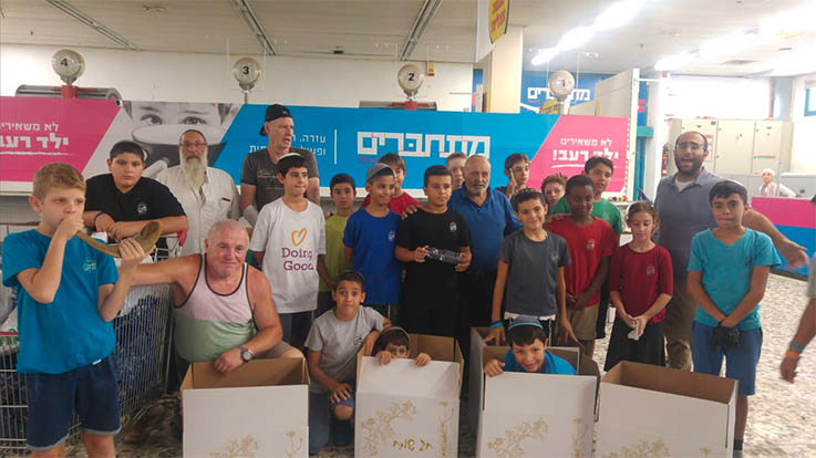 תלמידים מתנדבים במרכז החלוקה של מתחברים לנשמה. צילום: מתחברים לנשמה