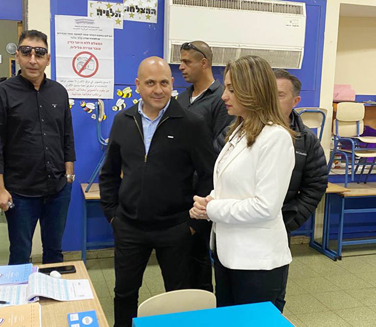 אלון אזולאי עם השרה יפעת שאשא ביטון