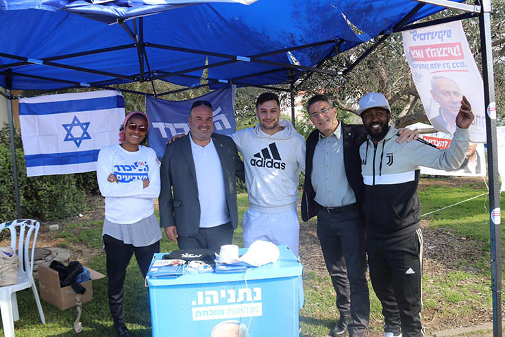 עו״ד קורן נוימרק ביחד עם פעילים. צילום: פרטי