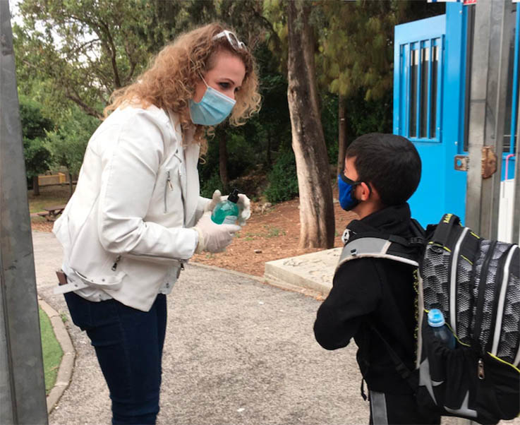מנהלת עמית יניב מקבלת את אחד התלמידים. צילום דוברות העירייה