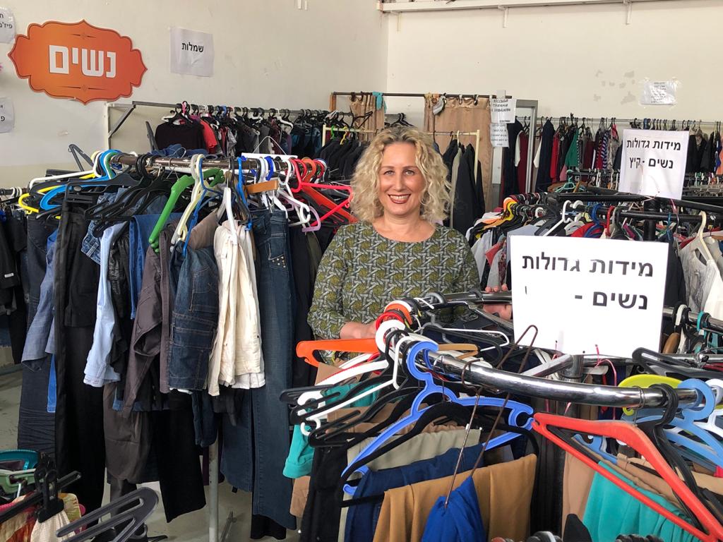 איילל לרנר בחנות החברתית של פתחן לב בכרמיאל. צילום: גיא עולמי