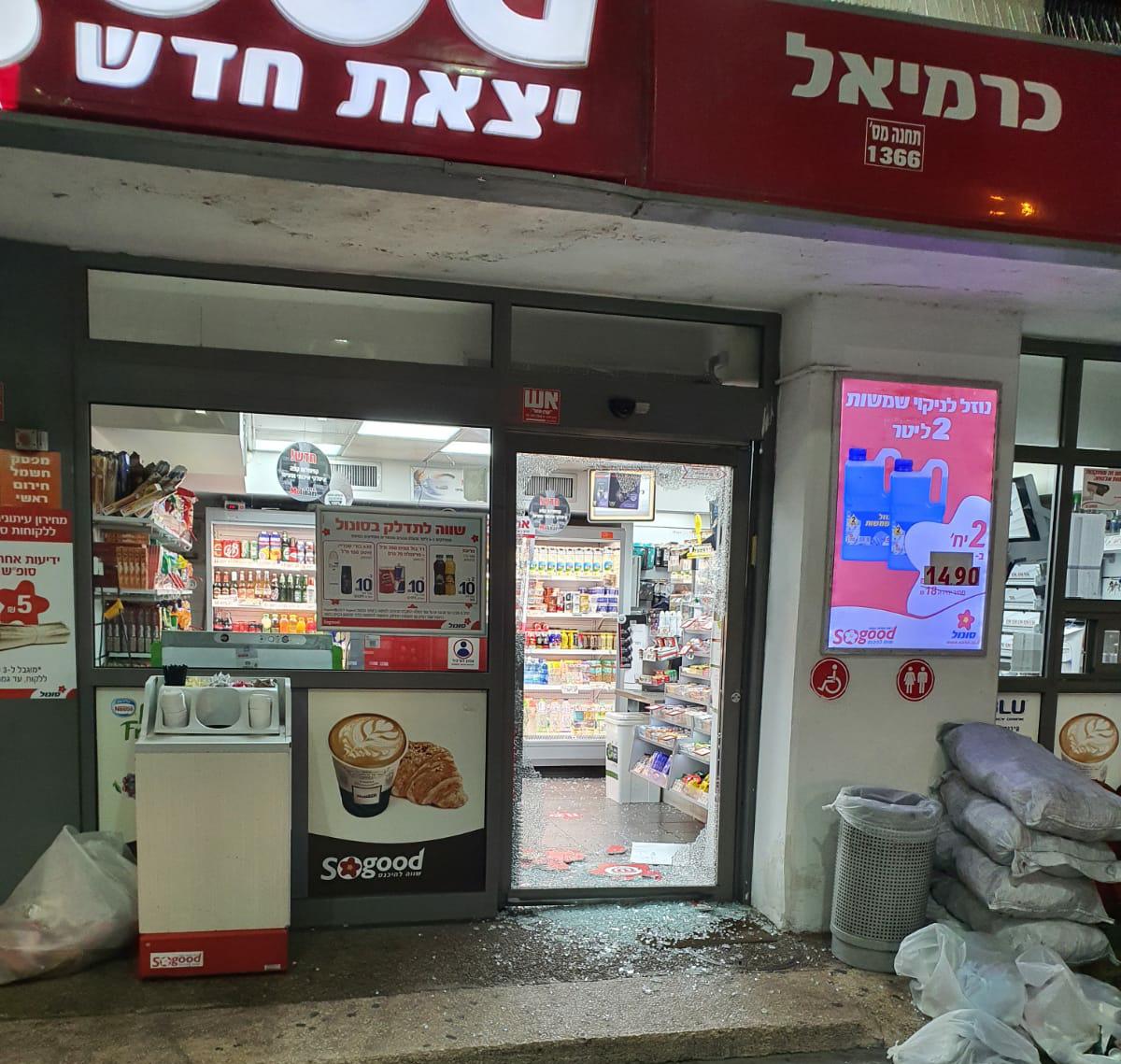הנזק בחנות הנוחות בתחנת סונול. צילום: דוברות המשטרה