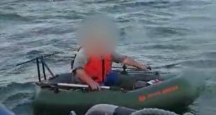 גבר נסחף בסירה חילוץ בכנרת צילום דוברות המשטרה