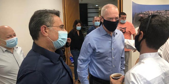 משה קונינסקי ויואב גלנט. צילום: דוברות עיריית כרמיאל