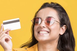 אישה קונה לקוחה כרטיס אשראי צילום פריפיק