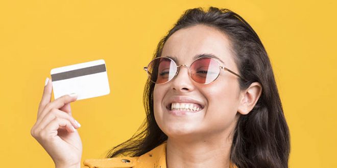 אישה קונה לקוחה כרטיס אשראי צילום פריפיק