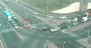 רגע התאונה בצומת אחיהוד: הרכב הפוגע שועט לכיוון הולך הרגל (מסומן בעיגול האדום)