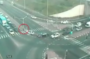 רגע התאונה בצומת אחיהוד: הרכב הפוגע שועט לכיוון הולך הרגל (מסומן בעיגול האדום)