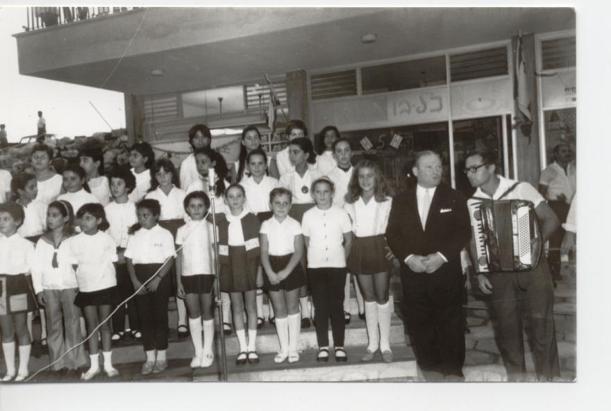 יוסף סצ'י (עומד שני מימין) והמקהלה מופיעים בטקס בכרמיאל בשנות השישים. צילום לפי סעיף 27א׳ בחוק זכויות יוצרים