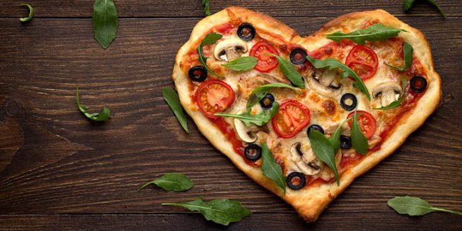 פיצה ולנטיין פיצה בצורת לב ליום האהבה צילום Teka Studio