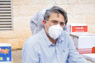 משה קונינסקי מסכה קורונה צילום דוברות העירייה
