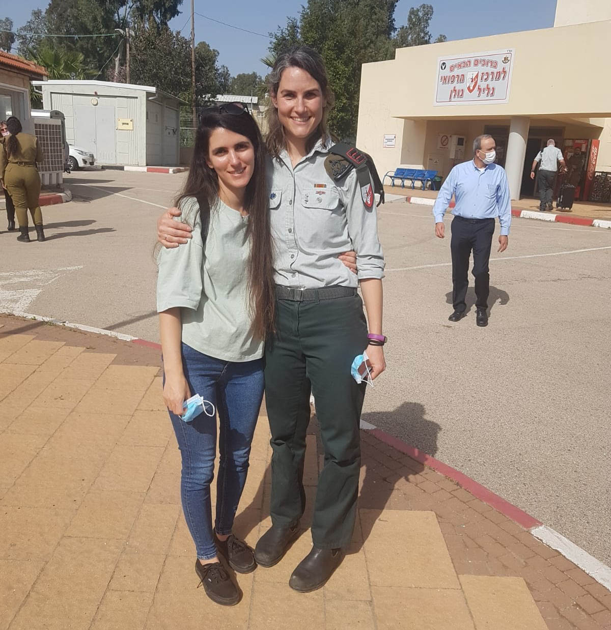 סרן תהל עוגן אלון מפרוד ביחד עם וגיסתה. צילום דובר צה״ל