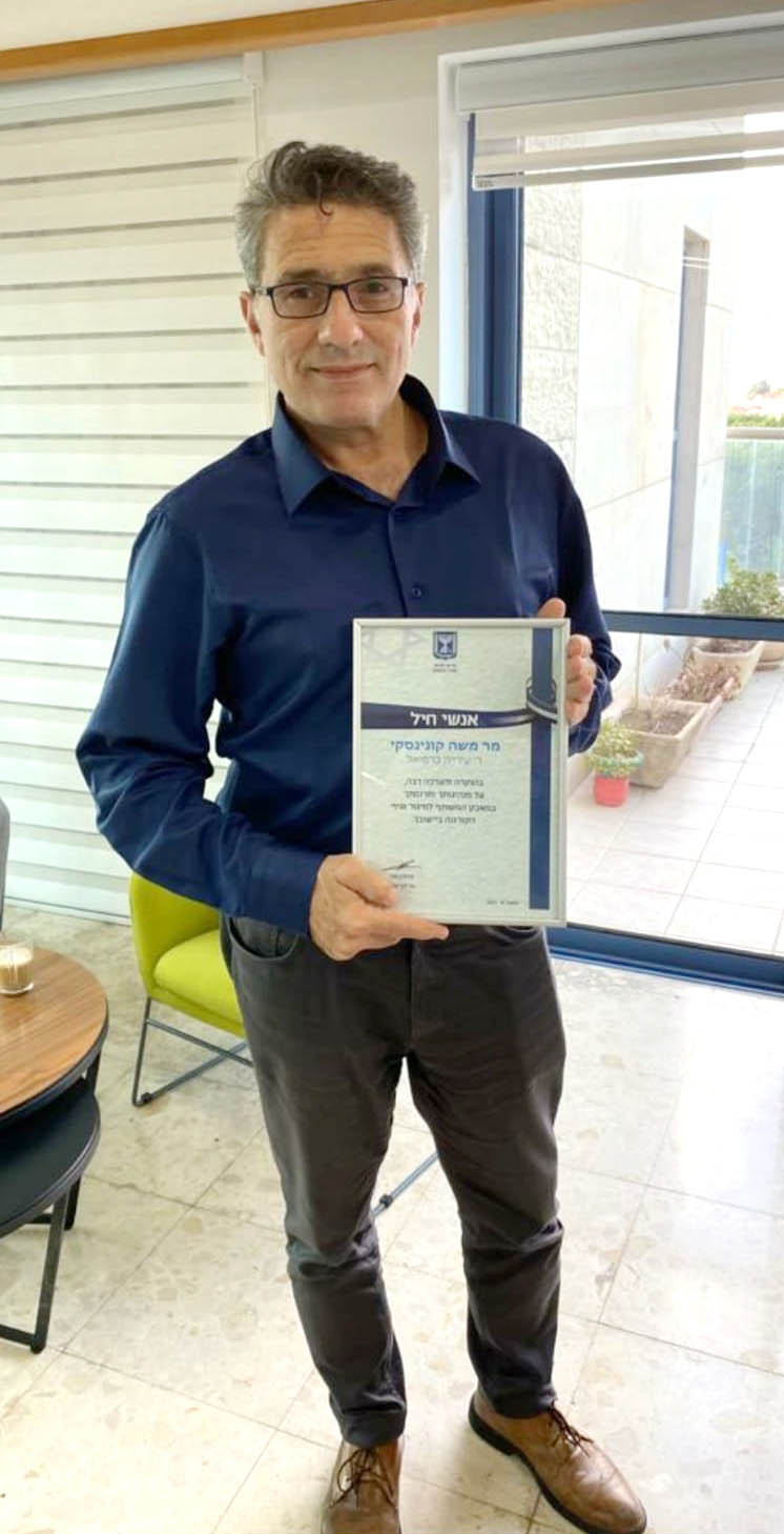 משה קונינסקי עם תעודת ההערכה. צילום דוברות העירייה