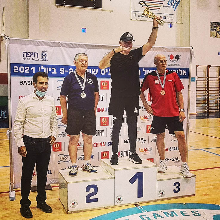 מניף את הגביע באליפות ישראל. גרגורי ניטישנסקי אלוף ישראל טניס שולחן סניורים צילום פרטי