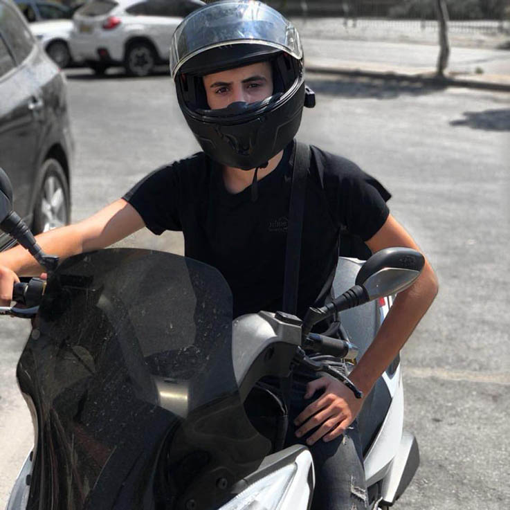 הדר פילו על האופנוע צילום מדף הפייסבוק