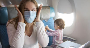 טיסה קורונה אישה עם מסכה במטוס צילום אילוסטרציה Deposit photos