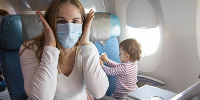 טיסה קורונה אישה עם מסכה במטוס צילום אילוסטרציה Deposit photos