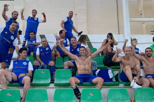 דמיאן ברסקי וחבריו בקבוצה חוגגים ניצחון 2021-06
