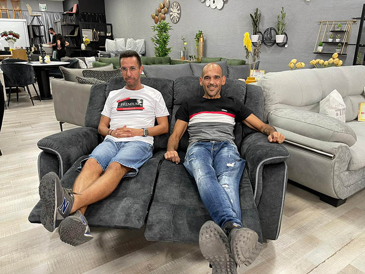חיים וייצמן מרהיטי נוביה וגיל דובריש בודקים את הספה עם הריקליינרים. צילום: פורטל זהר.נט