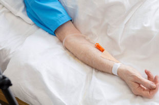 אדם מבוגר אשפוז מאושפז בית חולים צילום אילוסטרציה דפוזיט פוטוס