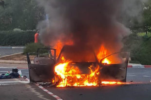 רכב עולה באש בכרמיאל. פרסום התמונה בכפוף לחוק זכויות יוצרים סעיף 27א'
