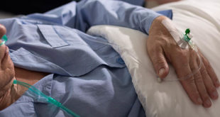 אדם מבוגר חולה מאושפז מיטת בית חולים צילום דפוזיט פוטוס