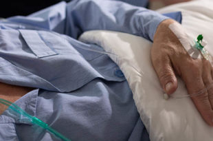אדם מבוגר חולה מאושפז מיטת בית חולים צילום דפוזיט פוטוס