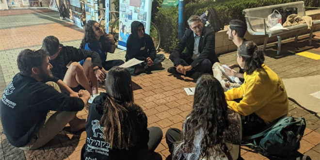 ראש העיר משה קונינסקי ובני נוער באסיפה הישראלית. צילום פרטי