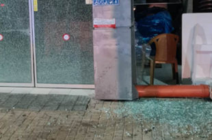 נזקים בחנות בכרמיאל לאחר הירי. צילום פרטי