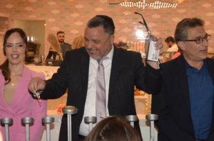 השקה והדלקת נרות: שני וקנין גמרמן עם ראש העיר משה קונינסקי והרב גבי וקנין. צילום: שי ברמי